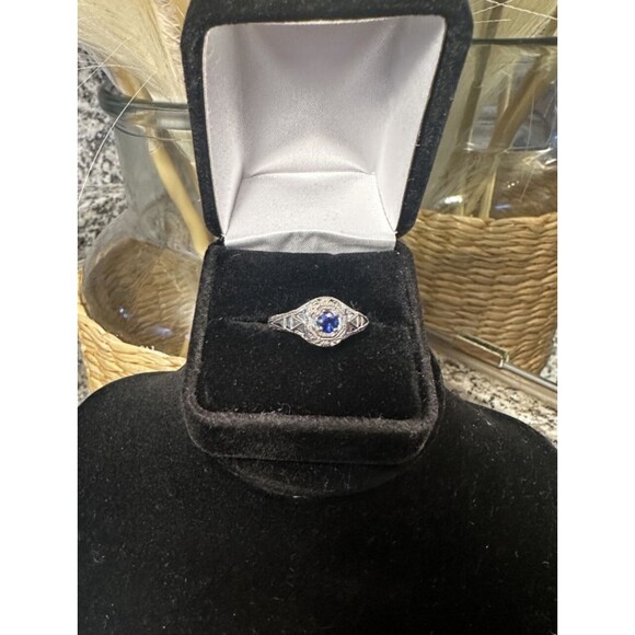 Antique 18K White Gold Art Deco Blue Sapphire Ring | Filigree Triangular Accents - Picture 7 of 7